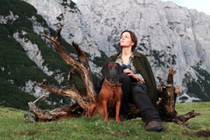 Frau (Martina Gedeck) und Hund Luchs