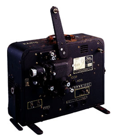 ナトコ映写機　　
占領軍が日本の民主化教育に用いた16mm映写機