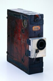ワーウィック撮影機
初期の映画スタジオで活躍した木製箱型のキャメラ。Mパテー商会では白瀬矗中尉の第二次南極探検（1910～1912年）の記録にも用いられた。
