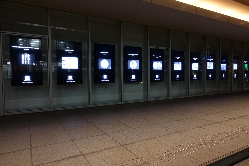 KS46Wallの屋外展示上映の様子2